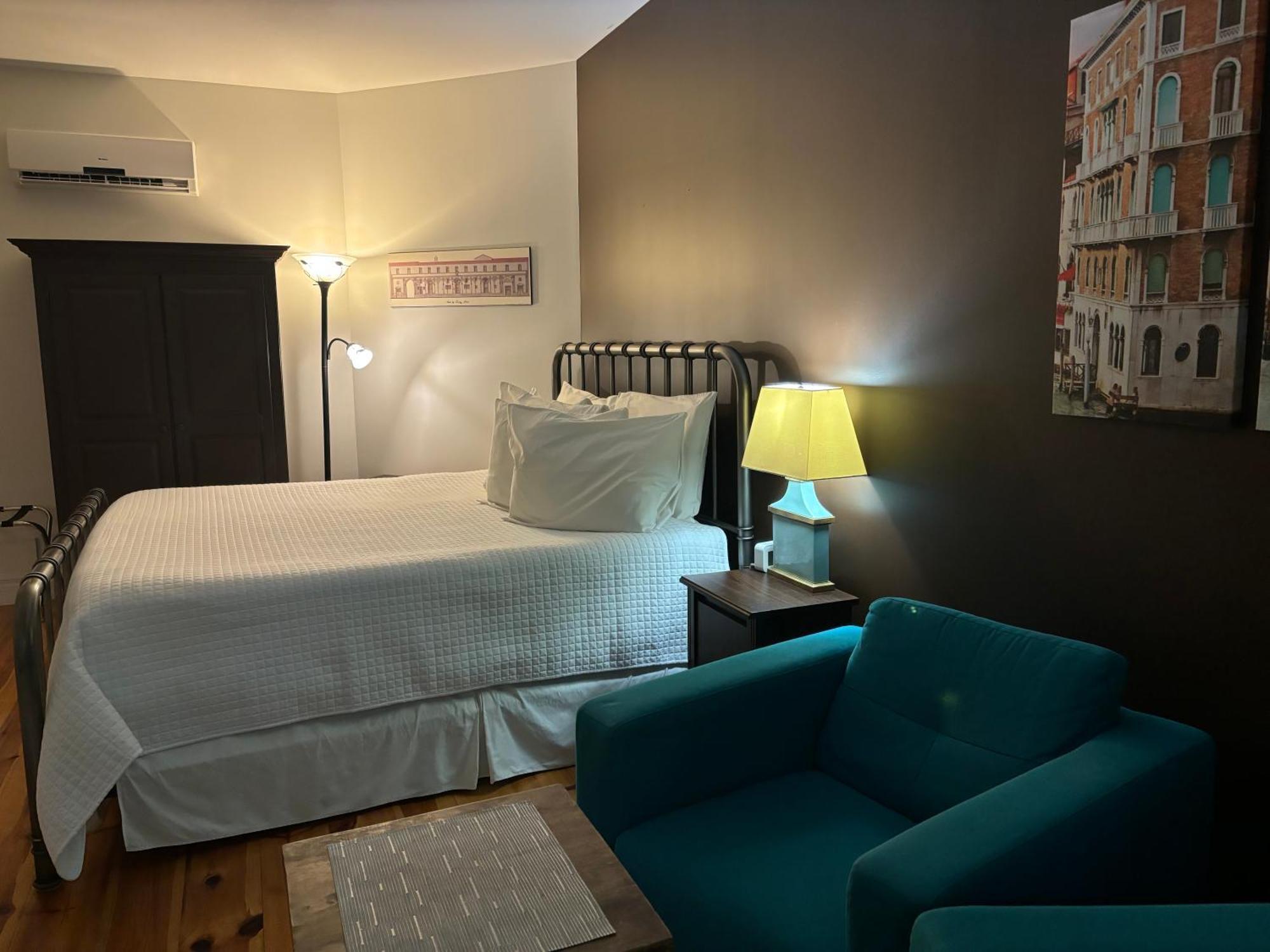 Belle De Nuit Hotel Wakefield Bagian luar foto